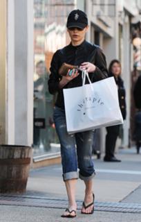 Catherine Zeta-Jones feet photo thumbnail