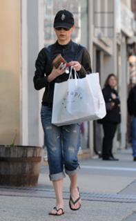 Catherine Zeta-Jones feet photo thumbnail