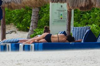 Catherine Zeta-Jones feet photo thumbnail