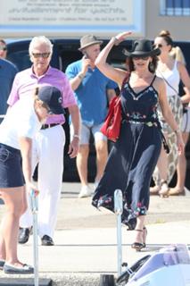 Catherine Zeta-Jones feet photo thumbnail
