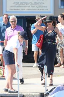 Catherine Zeta-Jones feet photo thumbnail