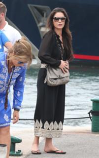 Catherine Zeta-Jones feet photo thumbnail
