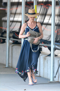 Catherine Zeta-Jones feet photo thumbnail