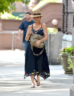 Catherine Zeta-Jones feet photo thumbnail