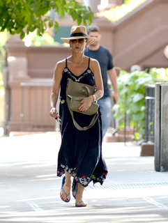 Catherine Zeta-Jones feet photo thumbnail