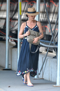 Catherine Zeta-Jones feet photo thumbnail