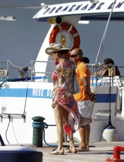 Catherine Zeta-Jones feet photo thumbnail