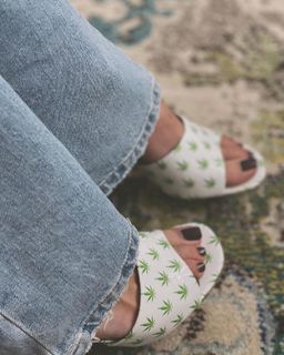 Cathy Kelley feet photo thumbnail