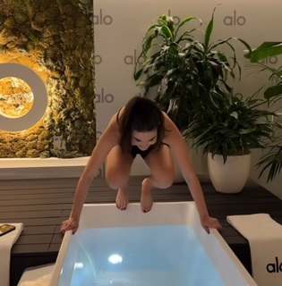 Cathy Kelley feet photo thumbnail