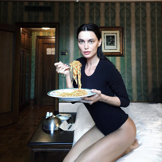 Catrinel Marlon feet photo 19