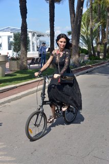 Catrinel Marlon feet photo 4