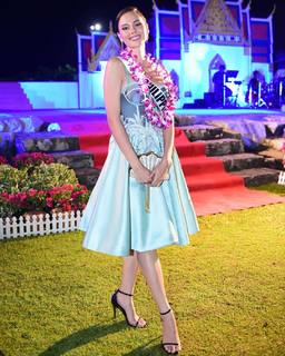 Catriona Gray feet photo 3