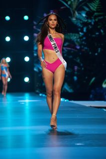 Catriona Gray feet photo 8