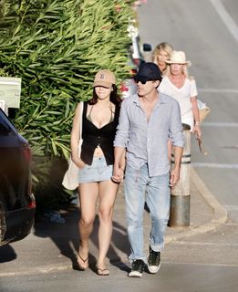 Caylee Cowan feet photo thumbnail