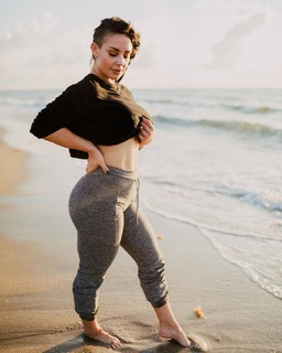 Celeste Bonin feet photo thumbnail