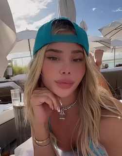 Celeste Bright feet photo 7