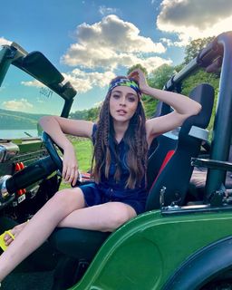 Cemre Baysel feet photo thumbnail