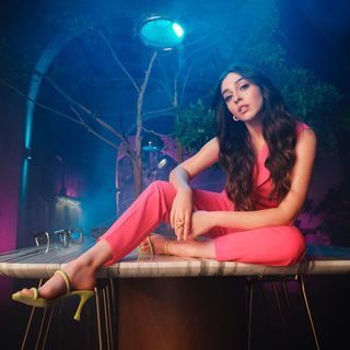 Cemre Baysel feet photo thumbnail