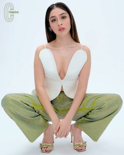 Cemre Baysel feet photo thumbnail