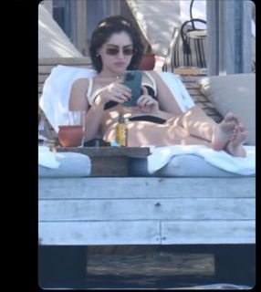 Cemre Baysel feet photo thumbnail