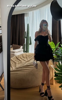 Cemre Solmaz feet photo thumbnail