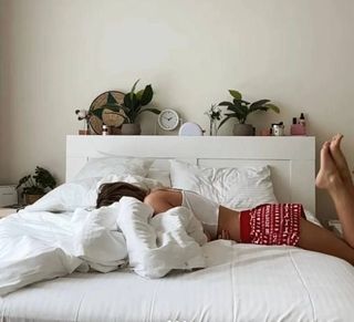 Cemre Solmaz feet photo thumbnail