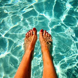 Ceyda Düvenci feet photo thumbnail