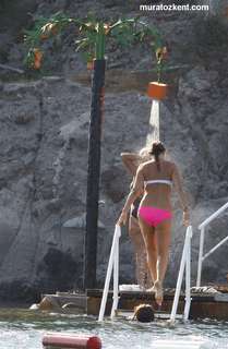 Ceyda Düvenci feet photo thumbnail