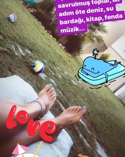 Ceyda Düvenci feet photo thumbnail