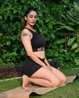 Chahat Khanna feet photo 16