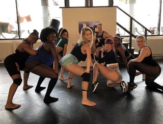 Chantal Janzen feet photo thumbnail