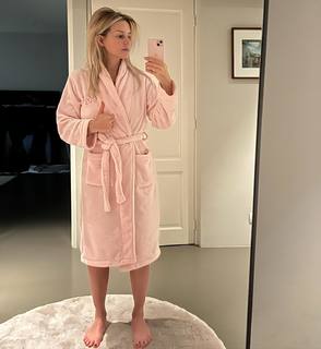 Chantal Janzen feet photo thumbnail