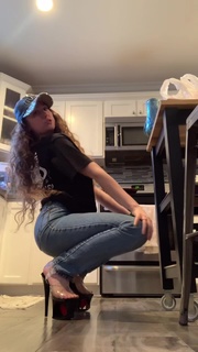 Chappell Roan feet photo thumbnail