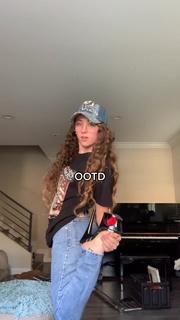 Chappell Roan feet photo thumbnail