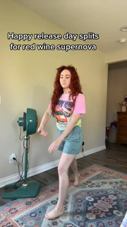 Chappell Roan feet photo thumbnail