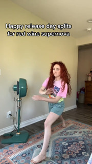 Chappell Roan feet photo thumbnail