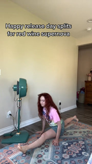 Chappell Roan feet photo thumbnail