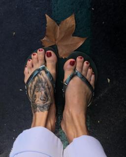 Charisma Carpenter feet photo thumbnail