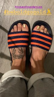 Charisma Carpenter feet photo thumbnail