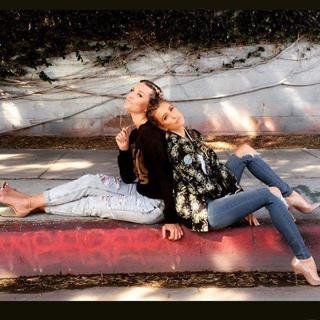 Charissa Thompson feet photo thumbnail