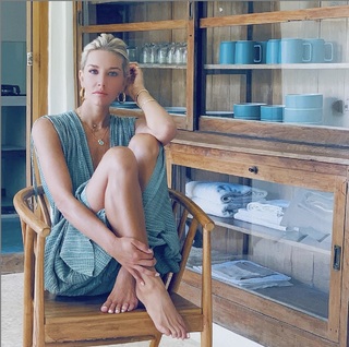 Charissa Thompson feet photo thumbnail