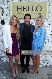 Charissa Thompson feet photo thumbnail