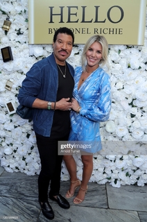 Charissa Thompson feet photo thumbnail