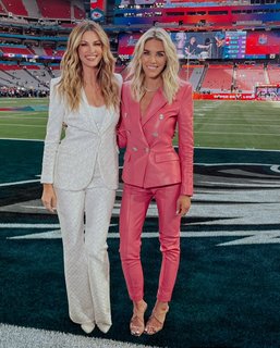 Charissa Thompson feet photo thumbnail