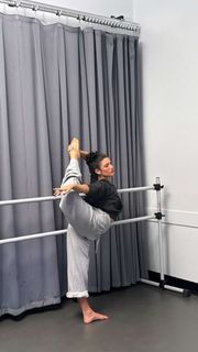 Charli D'Amelio feet photo thumbnail