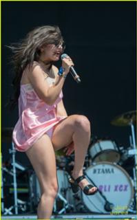 Charli XCX feet photo thumbnail