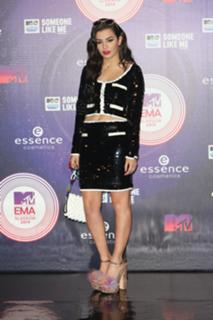 Charli XCX feet photo thumbnail