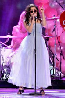 Charli XCX feet photo thumbnail