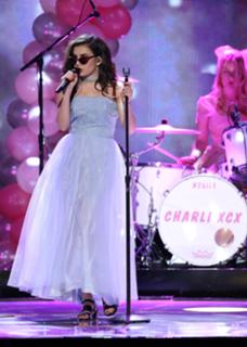 Charli XCX feet photo thumbnail