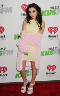 Charli XCX feet photo thumbnail